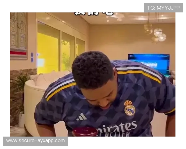 姆巴佩深夜发狗狗照片治愈粉丝，温暖瞬间感动全网